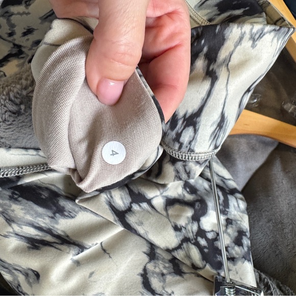 Lululemon Wunder Under Crop Full On Luxtreme Marble Design Size 4 - Picture 3 of 6